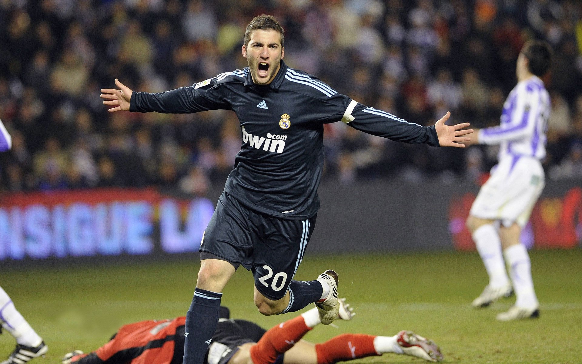 山东鲁能主场大捷，积分榜前三位置牢固，鲁能 主场